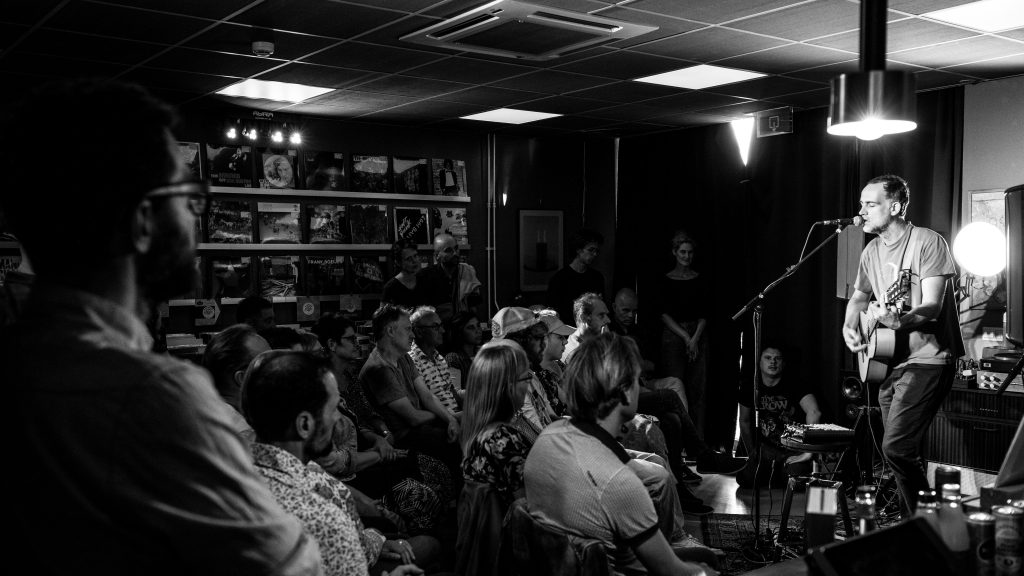 Di. 21 OKT: Leslie Graves and Toby Goodshank - Boo Hoo - The World of Dust