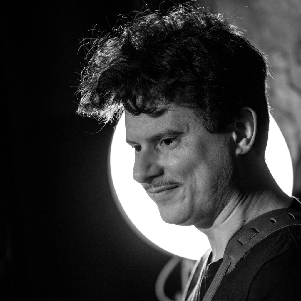 Di. 21 OKT: Leslie Graves and Toby Goodshank - Boo Hoo - The World of Dust