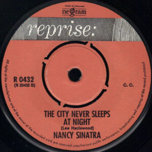 7" | Nancy Sinatra - These Boots are Made for Walkin' / The City never Sleeps - Afbeelding 2